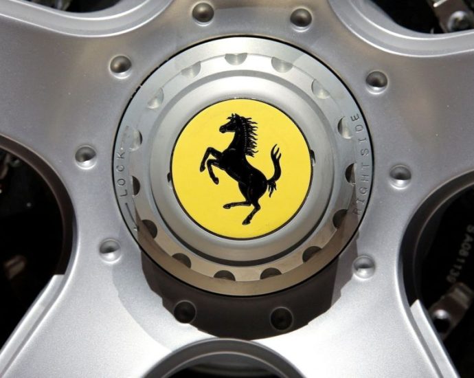 Ferrari Interrompe Vendas no Oriente Médio em Resposta à Conflito Regional