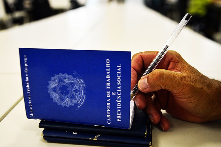 Nova Emenda Constitucional Altera Jornadas de Trabalho no Brasil