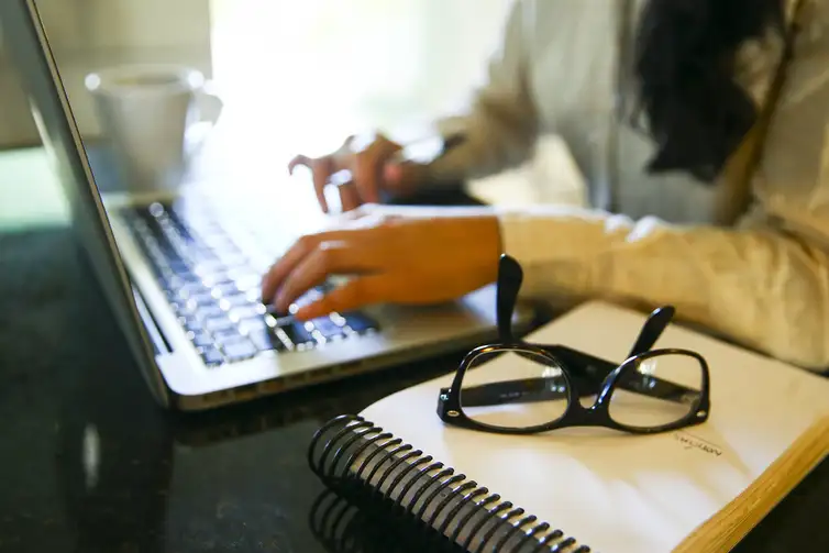 Programa oferece cursos gratuitos de inteligência artificial para professores