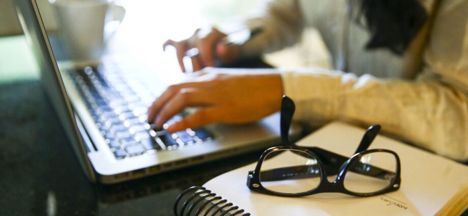 Programa oferece cursos gratuitos de inteligência artificial para professores