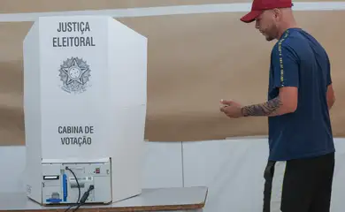 Brasília (DF), 04/10/2026 - Eleitores comparecem às seções eleitorais na manhã deste domingo para participar do primeiro turno das Eleições 2026. As imagens mostram o momento da votação nas salas onde estão instaladas as urnas eletrônicas. Foto: Joédson Alves/Agência Brasil