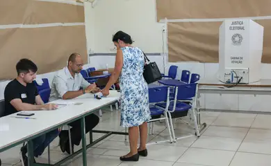 Brasília (DF), 04/10/2026 - Eleitores comparecem às seções eleitorais na manhã deste domingo para participar do primeiro turno das Eleições 2026. As imagens mostram o momento da votação nas salas onde estão instaladas as urnas eletrônicas. Foto: Joédson Alves/Agência Brasil