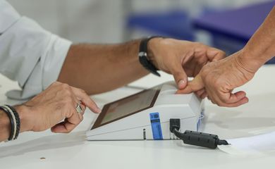 Brasília (DF), 04/10/2026 - Eleitores comparecem às seções eleitorais na manhã deste domingo para participar do primeiro turno das Eleições 2026. As imagens mostram o momento da votação nas salas onde estão instaladas as urnas eletrônicas. Foto: Joédson Alves/Agência Brasil