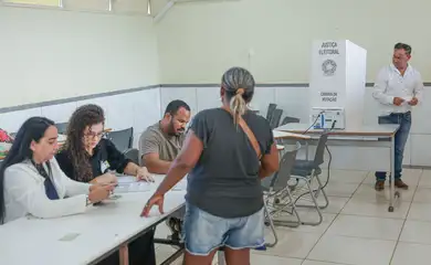 Brasília (DF), 04/10/2026 - Eleitores comparecem às seções eleitorais na manhã deste domingo para participar do primeiro turno das Eleições 2026. As imagens mostram o momento da votação nas salas onde estão instaladas as urnas eletrônicas. Foto: Joédson Alves/Agência Brasil