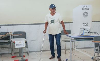 Brasília (DF), 04/10/2026 - Eleitores comparecem às seções eleitorais na manhã deste domingo para participar do primeiro turno das Eleições 2026. As imagens mostram o momento da votação nas salas onde estão instaladas as urnas eletrônicas. Foto: Joédson Alves/Agência Brasil