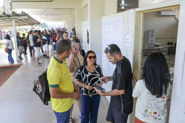 Trabalhador pode sair do serviço para votar sem desconto no salário; veja as regras