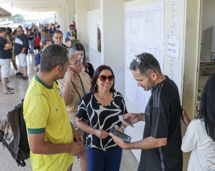 Trabalhador pode sair do serviço para votar sem desconto no salário; veja as regras