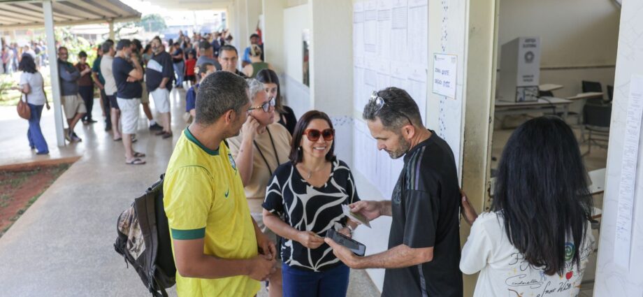 Trabalhador pode sair do serviço para votar sem desconto no salário; veja as regras