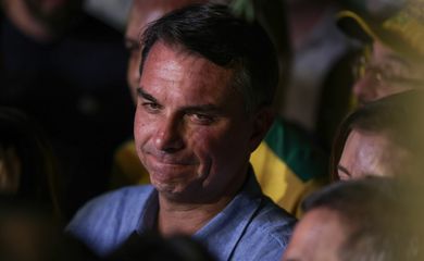 Brasília (DF), 04/10/2026 - Flávio Bolsonaro (PL) fala com jornalistas após a vitória no primeiro turno das eleições de 2026 sobre seu oponente, Luiz Inácio Lula da Silva (PT). Foto: Joédson Alves/Agência Brasil
