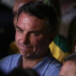 Brasília (DF), 04/10/2026 - Flávio Bolsonaro (PL) fala com jornalistas após a vitória no primeiro turno das eleições de 2026 sobre seu oponente, Luiz Inácio Lula da Silva (PT). Foto: Joédson Alves/Agência Brasil