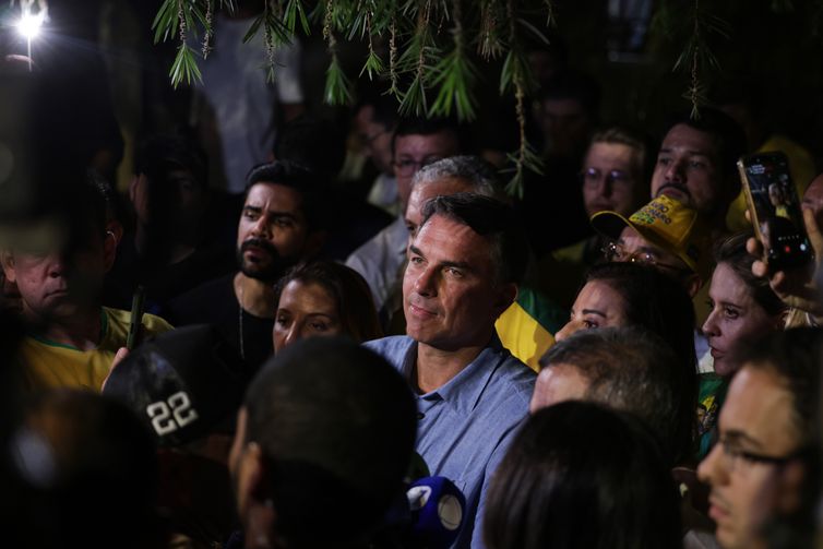Flávio Bolsonaro condiciona autorização para quebra de sigilos a medidas contra Lula