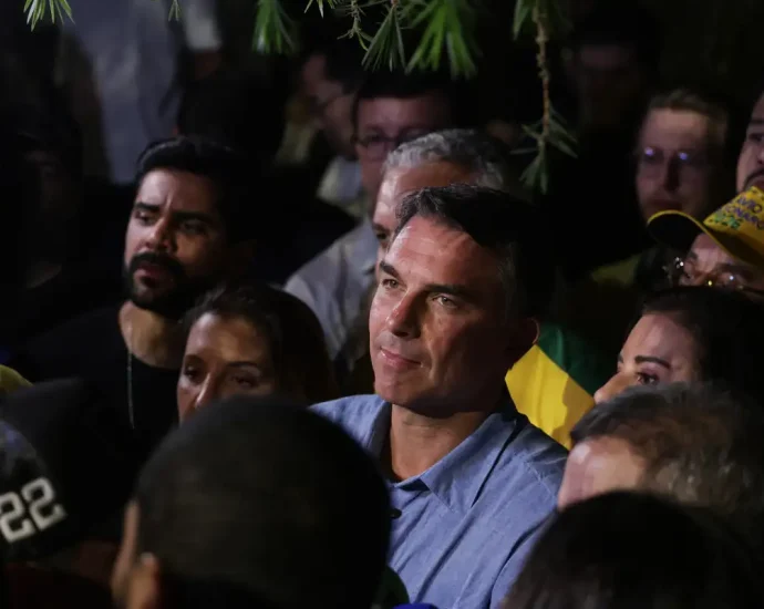Flávio Bolsonaro condiciona autorização para quebra de sigilos a medidas contra Lula
