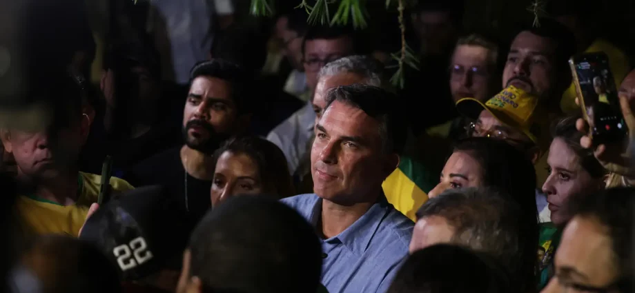 Flávio Bolsonaro condiciona autorização para quebra de sigilos a medidas contra Lula