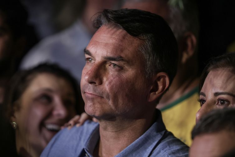 Mendonça Multa Flávio Bolsonaro por Impulsionamento Irregular de Conteúdo Negativo