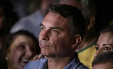 Brasília (DF), 04/10/2026 - Flávio Bolsonaro (PL) fala com jornalistas após a vitória no primeiro turno das eleições de 2026 sobre seu oponente, Luiz Inácio Lula da Silva (PT). Foto: Joédson Alves/Agência Brasil