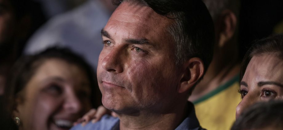 Flávio Bolsonaro em Sabatina: Propostas e Polêmicas em Debate