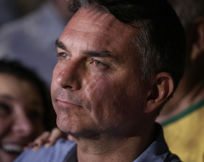 Mendonça Multa Flávio Bolsonaro por Impulsionamento Irregular de Conteúdo Negativo