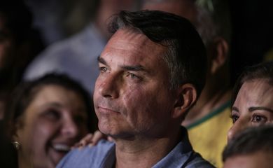 Brasília (DF), 04/10/2026 - Flávio Bolsonaro (PL) fala com jornalistas após a vitória no primeiro turno das eleições de 2026 sobre seu oponente, Luiz Inácio Lula da Silva (PT). Foto: Joédson Alves/Agência Brasil