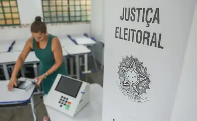 Brasília (DF), 24/10/2026 - Mesários preparam urnas eletrônicas em escola pública para o segundo turno das Eleições 2026, que será realizado neste domingo (25). Foto: Joédson Alves/Agência Brasil
