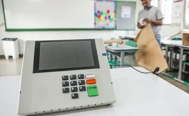 Brasília (DF), 24/10/2026 - Mesários preparam urnas eletrônicas em escola pública para o segundo turno das Eleições 2026, que será realizado neste domingo (25). Foto: Joédson Alves/Agência Brasil