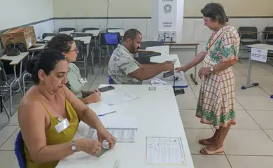 Brasília (DF), 25/10/2026 - Eleitores comparecem às seções eleitorais na manhã deste domingo para participar do segundo turno das Eleições 2026. As imagens mostram o momento da votação nas salas onde estão instaladas as urnas eletrônicas. Foto: Joédson Alves/Agência Brasil