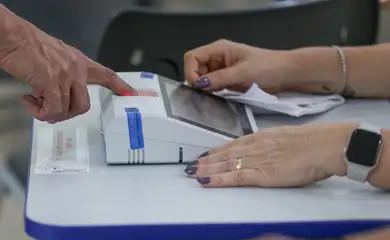 Brasília (DF), 25/10/2026 - Eleitores comparecem às seções eleitorais na manhã deste domingo para participar do segundo turno das Eleições 2026. As imagens mostram o momento da votação nas salas onde estão instaladas as urnas eletrônicas. Foto: Joédson Alves/Agência Brasil