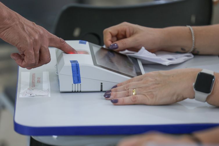 Eleitores de seis cidades decidem transferência de distritos em plebiscitos