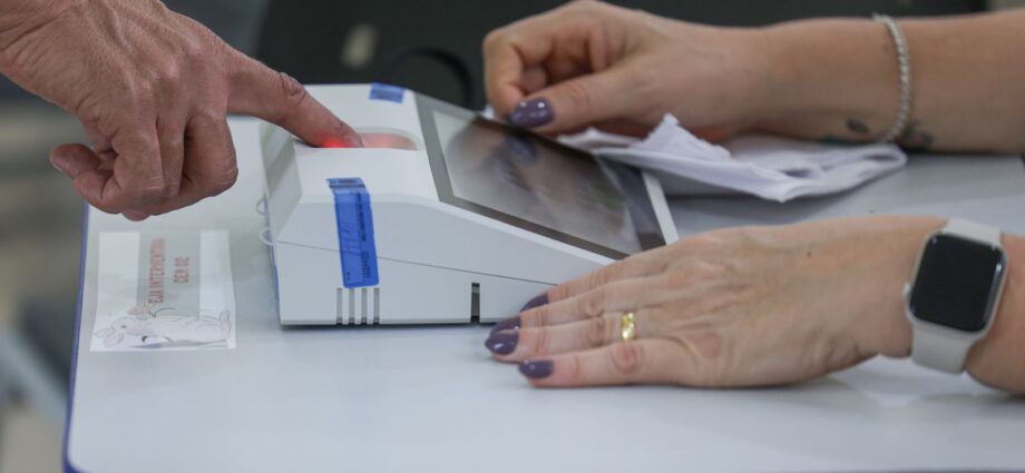 Urnas fecham no Distrito Federal antes de informação sobre prorrogação até as 19h