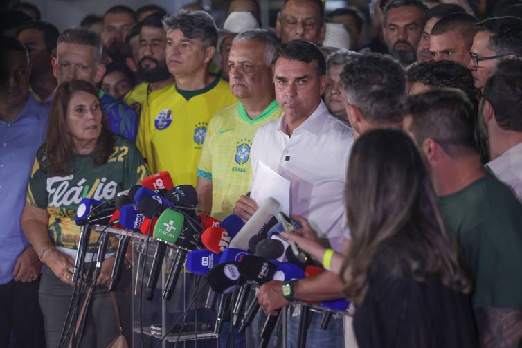 Moraes proíbe Flávio Bolsonaro de deixar o Brasil e determina entrega de passaportes