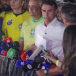 Moraes proíbe Flávio Bolsonaro de deixar o Brasil e determina entrega de passaportes