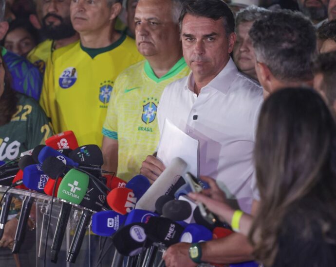 Moraes proíbe Flávio Bolsonaro de deixar o Brasil e determina entrega de passaportes