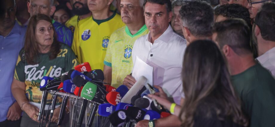 Moraes proíbe Flávio Bolsonaro de deixar o Brasil e determina entrega de passaportes