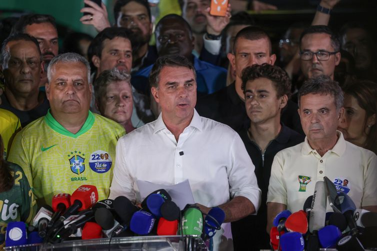 PF investiga fuga de Flávio Bolsonaro para os Estados Unidos após decisão do STF