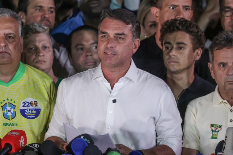 PF cancela passaportes de Flávio Bolsonaro após senador não entregar documentos