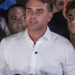 PF cancela passaportes de Flávio Bolsonaro após senador não entregar documentos