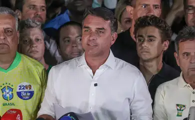 Brasília (DF), 25/10/2026 - O candidato à Presidência da República, senador Flávio Bolsonaro (PL), fala com jornalistas após ser derrotado no segundo turno das eleições pelo candidato Luiz Inácio Lula da Silva (PT). Foto: Joédson Alves/Agência Brasil.