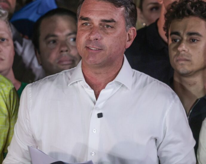 PF cancela passaportes de Flávio Bolsonaro após senador não entregar documentos