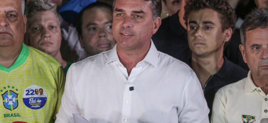PF cancela passaportes de Flávio Bolsonaro após senador não entregar documentos