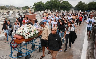 Rio de Janeiro (RJ), 31/10/2025 – Sepultamento de Ravel Rios uma das vitimas da operação contenção, no cemitério de cemitério de Inhaúma. Foto: Joédson Alves/Agência Brasil