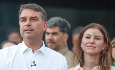 Brasília (DF), 12/10/2026 - O candidato e senador, Flávio Bolsonaro fala com jornalistas, após missa na Catedral Metropolitana de Brasília Foto: Valter Campanato/Agência Brasil