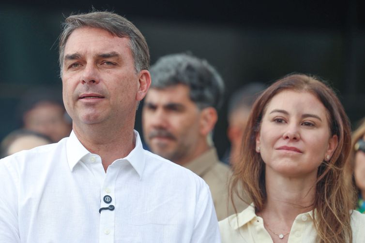Avião com Flávio Bolsonaro e família segue do Equador para Miami