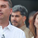 Flávio Bolsonaro Participa de Missa e Comenta Visitas ao Pai