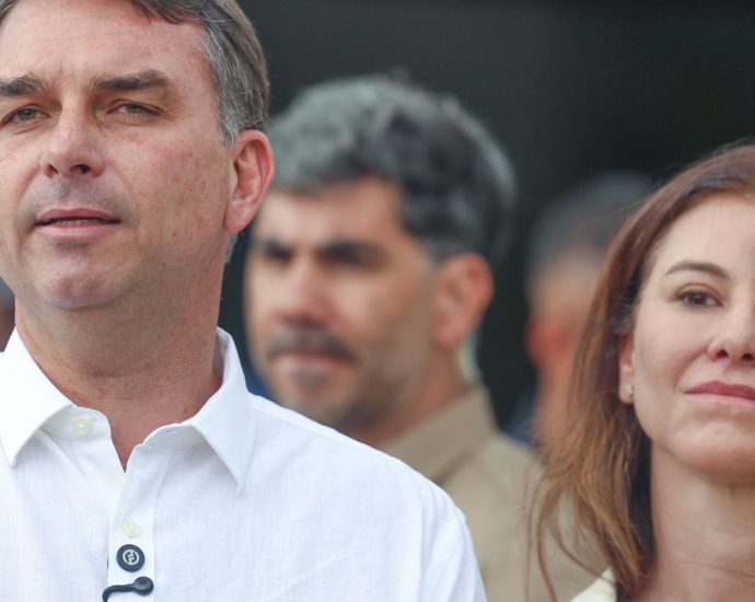 Flávio Bolsonaro Participa de Missa e Comenta Visitas ao Pai