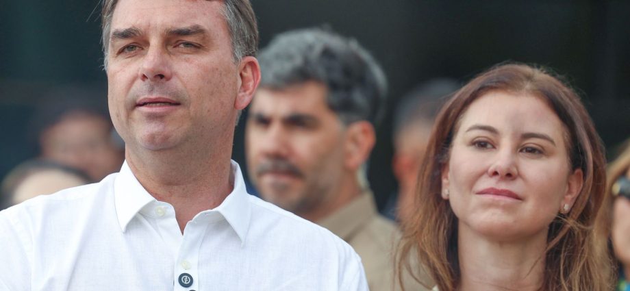 Flávio Bolsonaro Participa de Missa e Comenta Visitas ao Pai