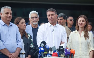 Brasília (DF), 12/10/2026 - O candidato e senador, Flávio Bolsonaro fala com jornalistas, após missa na Catedral Metropolitana de Brasília Foto: Valter Campanato/Agência Brasil