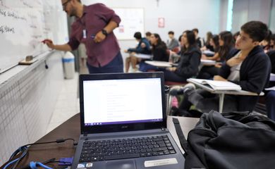 Brasília (DF), 24/10/2024 - Professor do colégio Galois, Samuel Rbeiro Costa, em sala de aula com alunos na preparação nos últimos dias antes da prova do Enem 2024. Foto: José Cruz/Agência Brasil