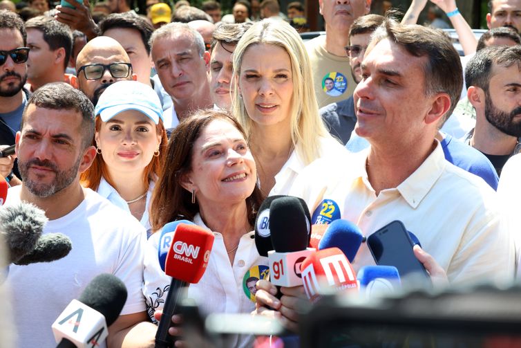 Flávio Bolsonaro Promete Manter Programas Sociais e Combater o Crime Organizado