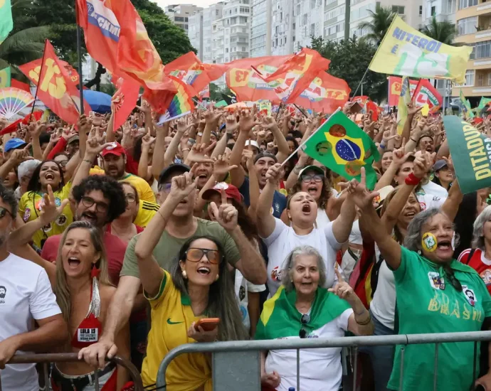 Ato em Defesa da Democracia e de Lula Reúne Multidões em Copacabana
