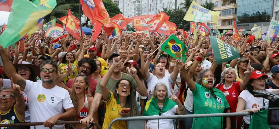 Ato em Defesa da Democracia e de Lula Reúne Multidões em Copacabana
