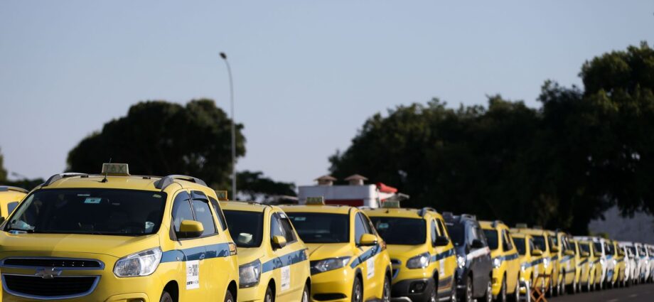 Governo autoriza contrato de até R$ 30 bilhões para financiar veículos de motoristas de aplicativos